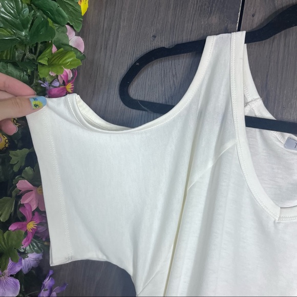 +🌼3/$30🌼TOBI Cutout Shoulder White Flowy Top Size Small - Picture 6 of 13